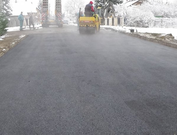 Megszűnt a forgalomkorlátozás a Hímes utcán – befejeződtek az aszfaltozási munkálatok