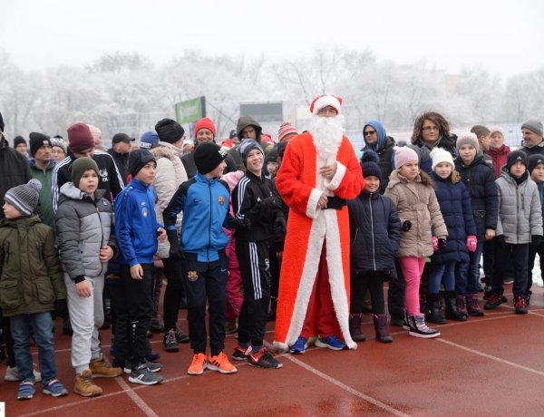 Több százan a Mikulásfutáson - Mikulás vonat, cukorágyú és tombola várta az érdeklődőket