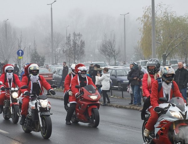 Mikulásnak öltözött motorosok szerveztek gyűjtést a Gyermekosztálynak