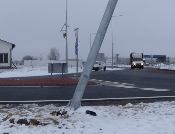 Oszlopnak hajtott egy személygépkocsi a Nyírtura-Sényő elágazásban lévő körforgalomnál