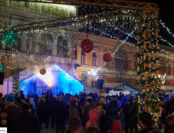 Óévbúcsúztató Nyíregyházán a Kossuth téren, Curtisszel és tűzijátékkal