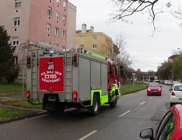 Nagy erőkkel vonultak ki a tűzoltók Szántó Kovács János utca egyik társasházához
