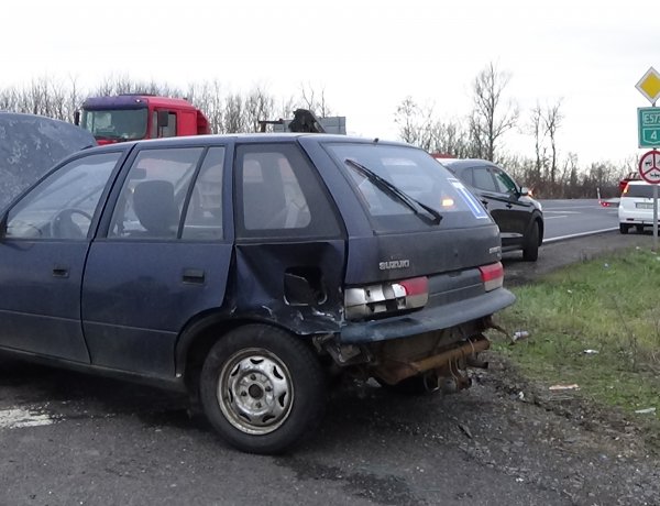 Baleset Nyírtura közelében: egy másik járműnek majd szalagkorlátnak ütközött