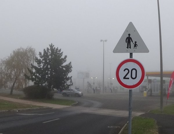 Fokozott figyelemmel közlekedjenek a Kosbor utcai bevásárlóközpontnál, változott a szabály