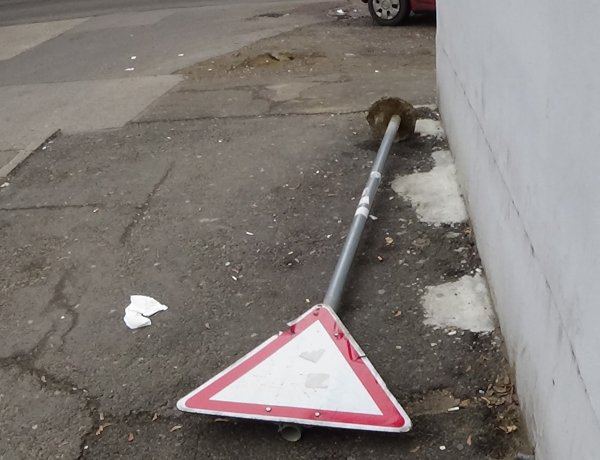 Egy KRESZ-táblát kitörtek, többet pedig elforgattak Nyíregyházán