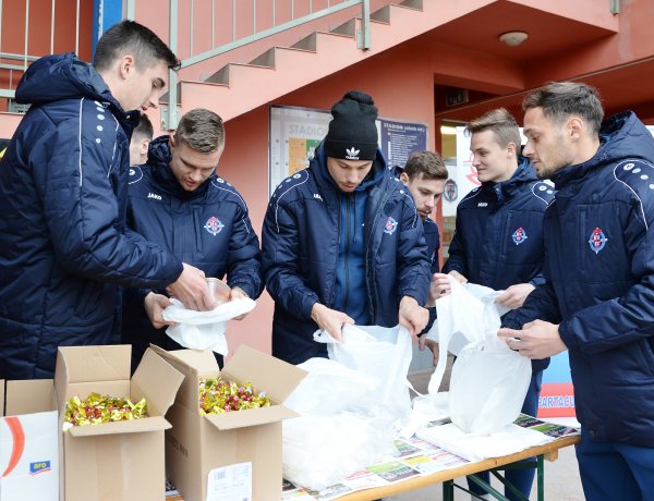 Ételt osztott a Szpari - a gyereküket egyedül nevelő családokat segítette a futball club. 