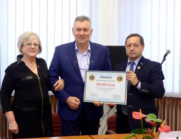 A nyíregyházi kórháznak adományozta jótékonysági báljának bevételét a Lions Club