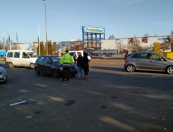 Jelentős anyagi kárral járó baleset történt a Törzs utcán szerda délelőtt