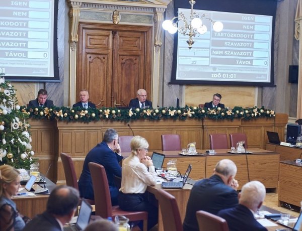 Közgyűlés: újabb fejlesztések indulhatnak bölcsődékben, tornatermekben, teniszcentrumban