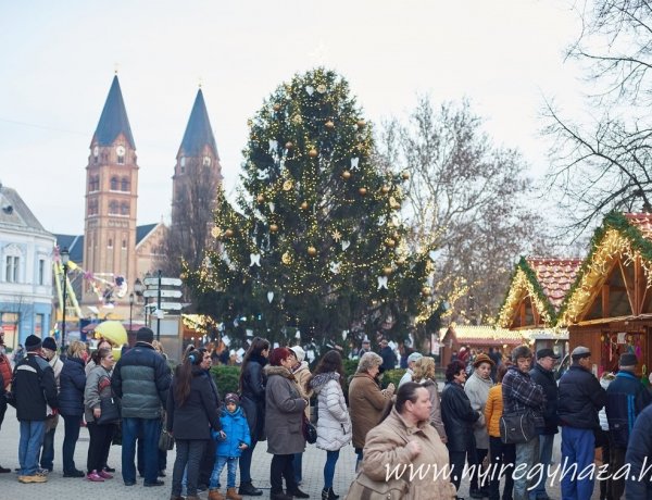 Kígyóztak a sorok tegnap délután a frissen sült ajándék lapcsánkáért a forgatagban