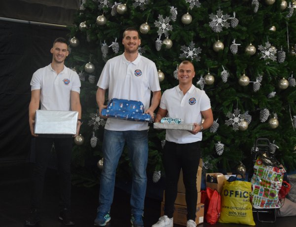 Jótékonykodtak a sportolók - ajándékot vittek a kosarasok és a röplabdások