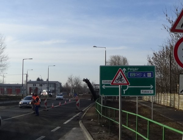 Továbbra is zajlanak a munkálatok a Tiszavasvári úton, fokozott figyelemmel közlekedjenek