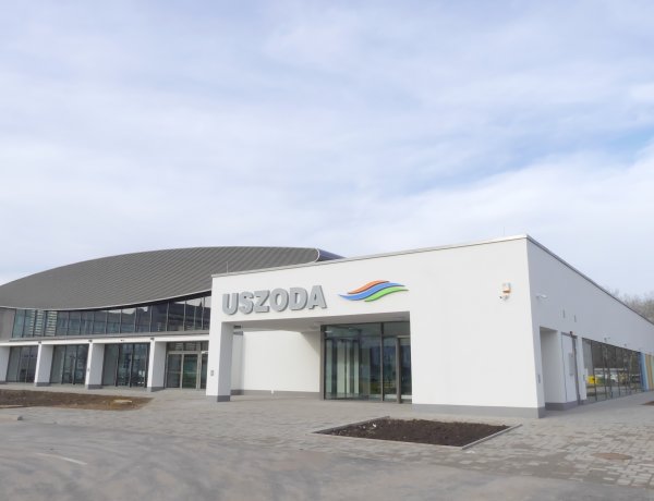 Tavasszal nyit ki a közönség előtt az uszoda - Elkészült az épület