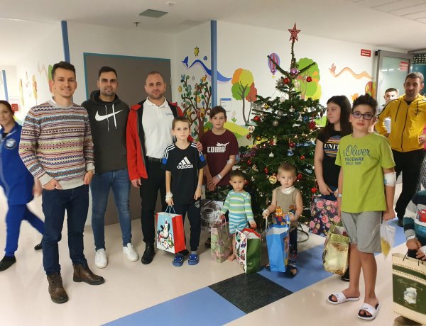 Futók csaltak mosolyt a Gyermekosztályon fekvő beteg gyerekek arcára