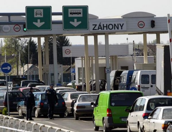 Záhonyban 4 órát kell várniuk az Ukrajnába utazóknak az ukrán fél fogadóképtelensége miatt