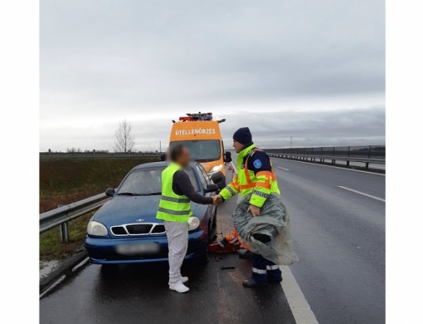 Bajba jutott autóson segítettek a rendőrök az M3-as autópályán