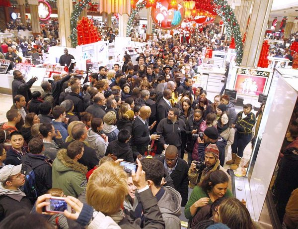 Csúcsteljesítménnyel zárhatja az évet a kiskereskedelem - Óriási tömeg volt a boltokban