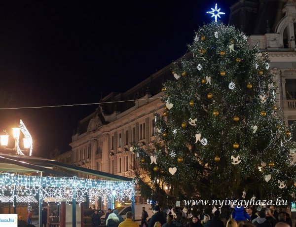 Adventi gyertyagyújtások és forgatag Nyíregyházán - Nézze meg a fotókat és videót!