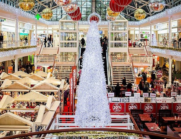 Megrohanták a magyarok a plázákat - Ismét tömve vannak a bevásárlóközpontok