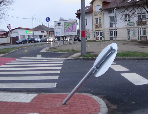 Egyszerre két közlekedési táblát is kivitt egy autós - Elhajtott