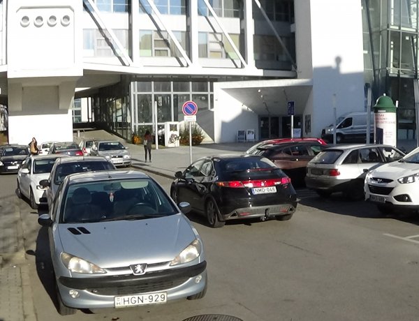 Sok a belvárosban a tilosban parkoló autó - Akadályozzák a forgalmat