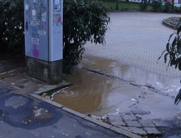 Több háztartás maradt vasárnap délelőtt víz nélkül a Kossuth utcán 