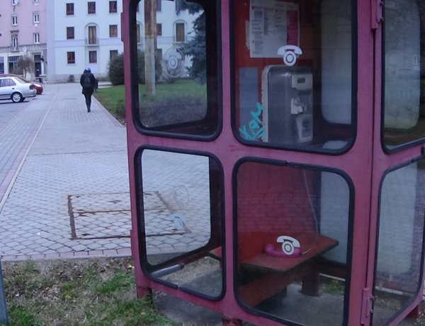 KRESZ táblákat és egy telefonfülkét is megrongáltak a Hősök terén