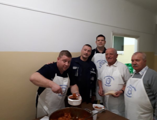 Meleg étellel várták a kertvárosi polgárőrök a rászorulókat 