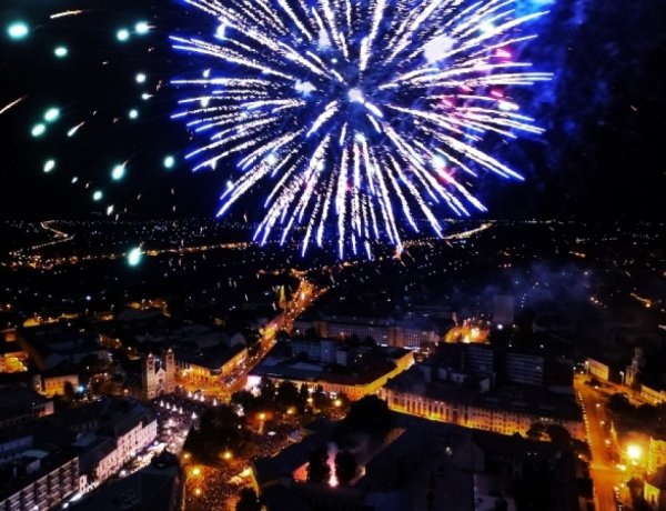 Háromezer rakétát lőnek fel ma a Kossuth téren - Egész éjszakás szórakozás és sztárfellépő