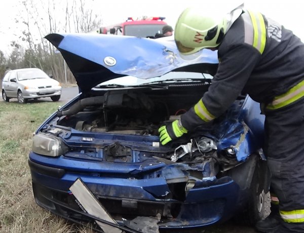 Két gépkocsi ütközött a 4-esen Nyíregyházánál – Helyszíni fotók!