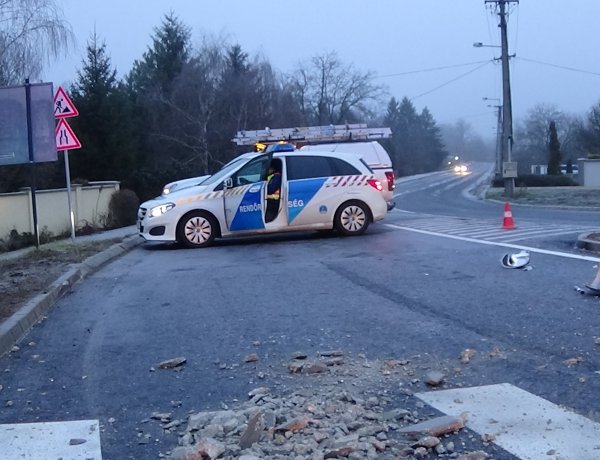 Villanyoszlopnak ütközött egy kisteherautó Nyíregyháza külvárosában