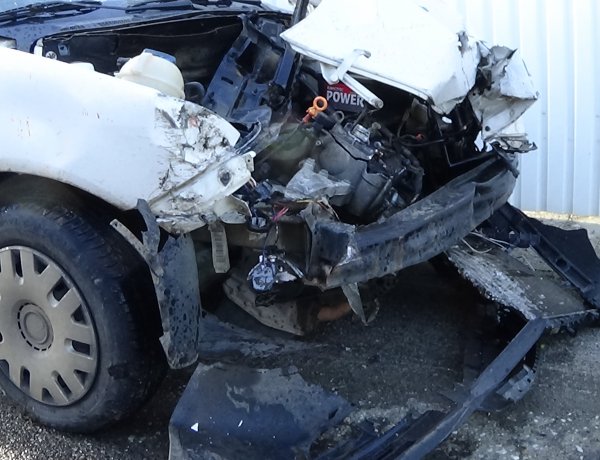 Vonatnak ütközött egy autó Nyíregyházán, a sofőr elhagyta a baleset helyszínét