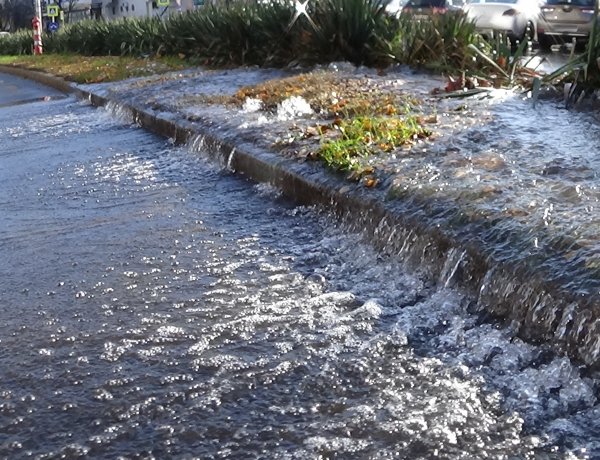 Ivóvízcső tört el Nyíregyháza belvárosában, hömpölygött a víz az Országzászló téren