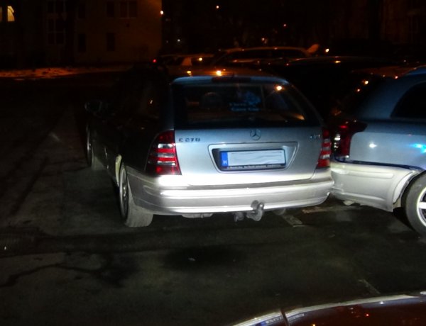 Vizsgálják, hogy fogyasztott-e alkoholt a parkoló autóknak ütköző sofőr