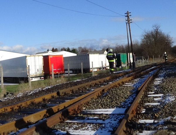 Vonatnak hajtott egy személygépkocsi Nyíregyházán, büntetőeljárást indítottak az ügyben