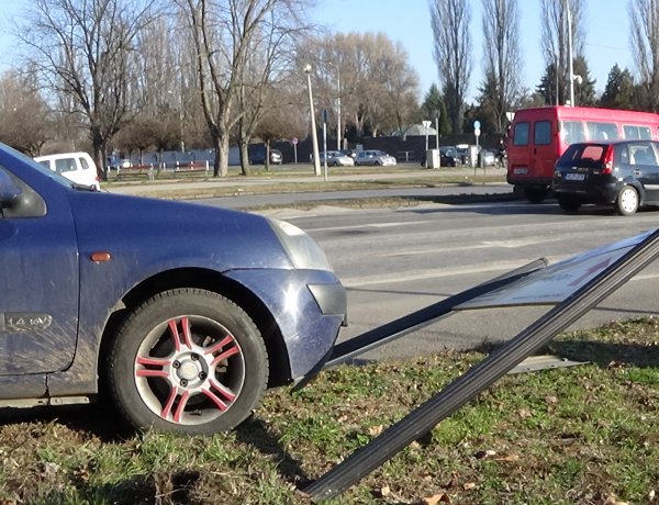 Baleset történt a Ferenc körúton,  útpadkának és táblának ütközött a leszorított jármű