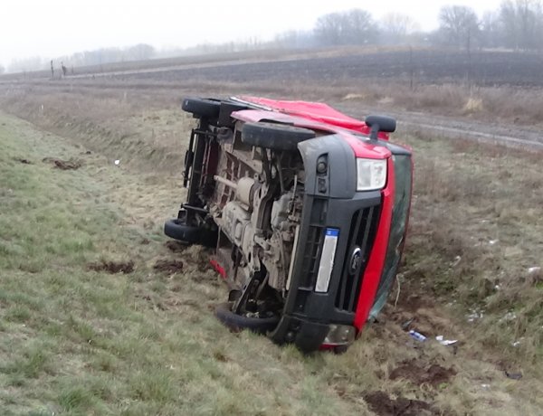 Balesetsorozat a 338-as nyugati elkerülőn – Három jármű is árokba csapódott