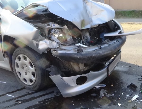 Jelentős anyagi kárral járó baleset történt szerda délután a Kemecsei úton