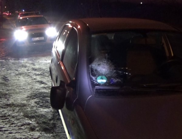 Úttesten közlekedő férfit gázoltak el a Simai úton, a rendőrség vizsgálja a körülményeket