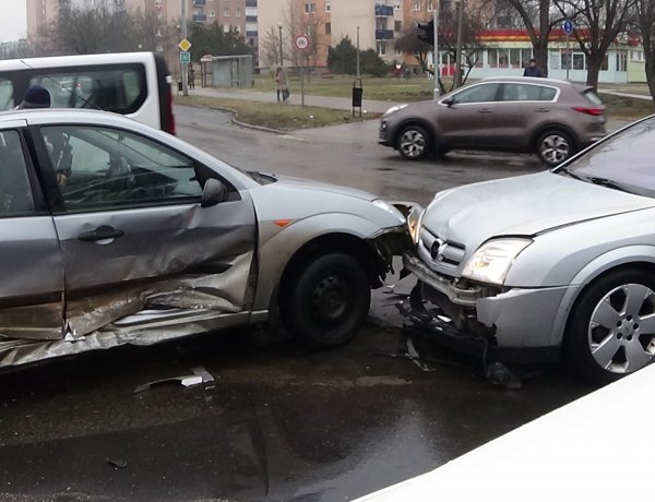 Egy személy megsérült a Pazonyi tér és a Ferenc körút kereszteződésében történt balesetben