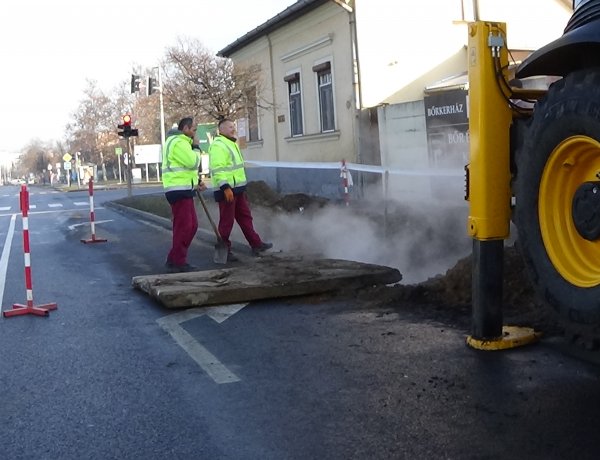 Hibaelhárítási munkálatokat végez a Nyírtávhő a Mező utcán – Hétvégén is tart a korlátozás