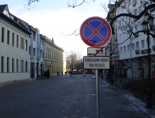 Figyelem! Új szabályozás lépett életbe az 1. számú posta előtti parkolással kapcsolatban
