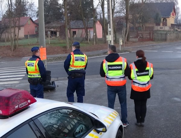 Polgárőrök és az érkerti rendőrök segítik Rozsrétszőlő iskolás gyermekeit