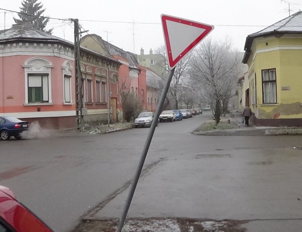 A város több pontján is KRESZ-táblákat törtek, bejelentést azonban senki nem tett