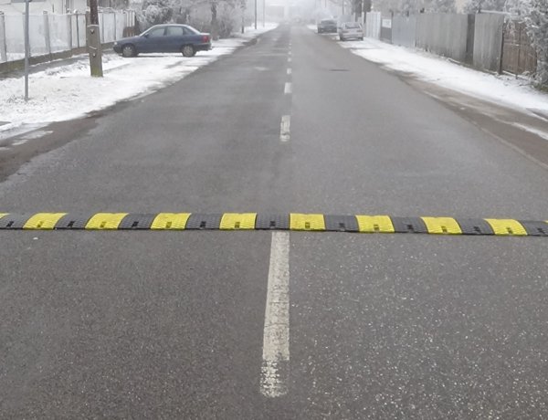 Sebességcsökkentő bordát helyeztek el a közelmúltban a Kinizsi utcán: ám van, aki kikerüli