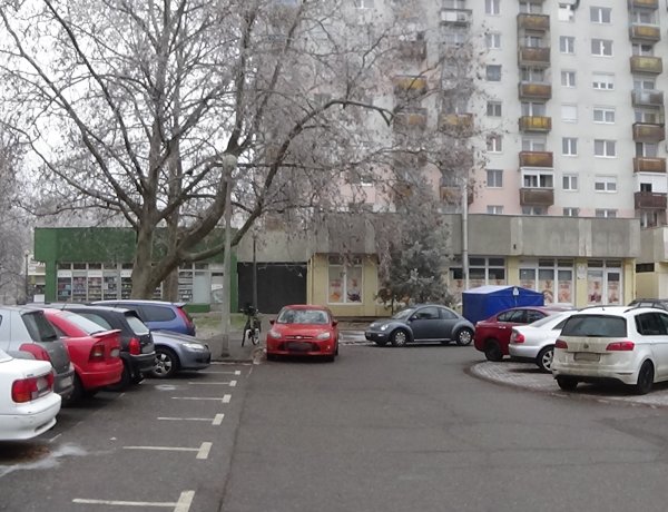 Tábla is figyelmeztet a helyes parkolásra az Ungvár sétánynál