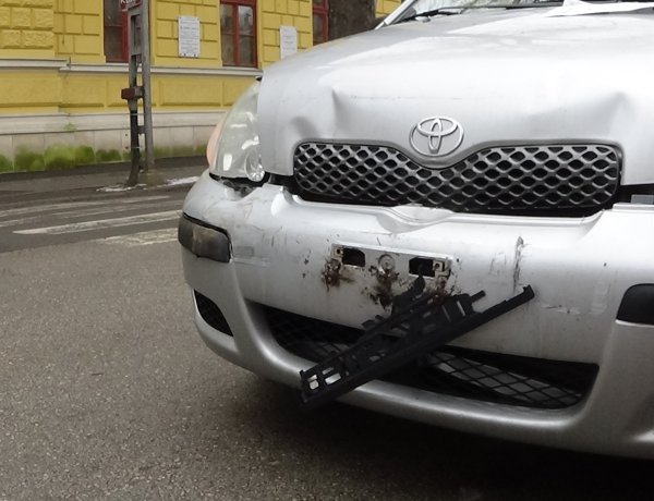 Ráfutásos baleset történt szerda dél körül a Szent István utcán