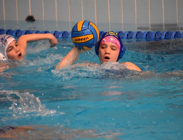 Babyk a medencében - a legkisebbekkel folytatódnak a vízilabda küzdelmek