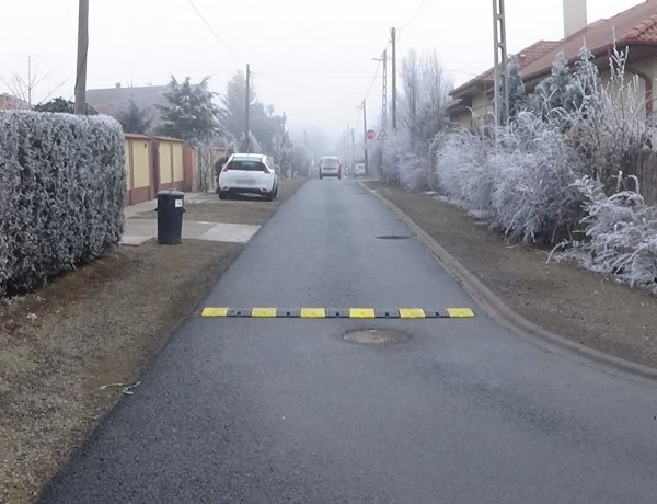 Sebességlassító bordát helyeztek el a Napsugár utcán – Fokozott figyelemmel közlekedjenek