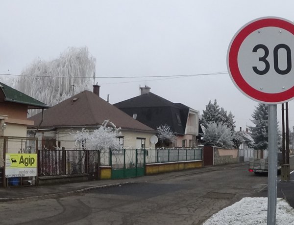 30 km/órás sebességgel közlekedhetünk mától a Simonyi Óbester utcán